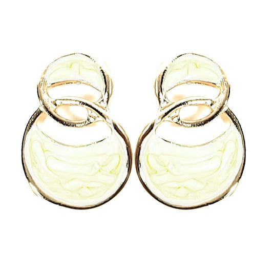Fancy pearly earrings in gold and white color
