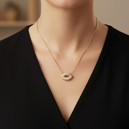 Collier pour femme chaîne ornée d'un joli pendentif en forme de bouche serti de zirconiums Colliers plaqué or Bijouxmode