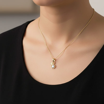 Collier pour femme chaîne ornée d'un joli pendentif pomme serti de zirconiums Colliers plaqué or Bijouxmode
