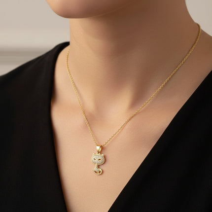 Collier pour femme chaîne ornée d'un joli pendentif chat serti de zirconiums Colliers plaqué or Bijouxmode