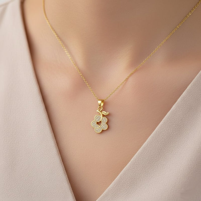 Collier pour femme chaîne ornée d'un pendentif fleur et cœur sertis de zirconiums Colliers plaqué or Bijouxmode