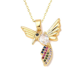 Collier élégant associant une chaîne à un pendentif petit oiseau
