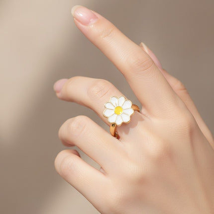 Main avec bague femme réglable fleur marguerite