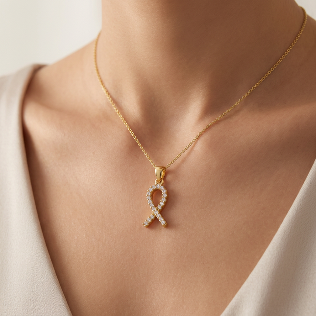 Collier doré chaîne et pendentif octobre rose orné de zirconiums sertis